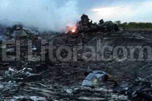 ELLITORAL_99927 | agencia Télam Vista de humo y restos del avión malasio en el que viajaban 295 personas desde Amsterdam a Kuala Lumpur, luego de haberse estrellado al este de Ucrania. Los ucranianos afirmaron que los rebeldes pro-rusos derribaron la nave aérea, creyendo que era un avión militar.