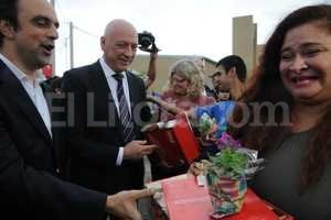 ELLITORAL_119274 | Luis Cetraro Carina Boni pertenece al centenar de docentes que recibió ayer la llave de su vivienda de manos del gobernador Antonio Bonfatti y del intendente José Corral.