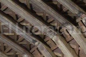 ELLITORAL_114916 |  Mauricio Garín En la iglesia. El techo del convento en sí tiene hongos en el ángulo extremo superior. Es de madera, que fue tallada íntegramente a mano. Una obra única que debe ser preservada.
