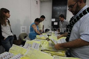ELLITORAL_122145 |  Mauricio Garín Fiscales controlan los votos de una de las urnas que fueron abiertas en el escrutinio.