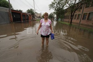 ELLITORAL_117264 | Pablo Aguirre Triste procesión. Los vecinos de Las Flores II y San José transitan por las calles inundadas. Temen por los saqueos.