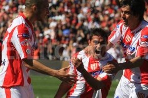 Pablo Aguirre Una tarde inolvidable. Fue en el clásico jugado en agosto de 2011, cuando con un gol suyo y el otro de su amigo, Paulo Rosales, Unión derrotó a Colón en El Brigadier por 2 a 0 en Primera División.