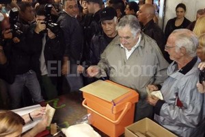 ELLITORAL_109452 |  EFE El presidente Mujica votó temprano.