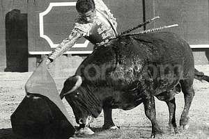 Wikipedia El Viti . Toda la elegancia y apostura de Santiago Martín, más conocido por su apodo, uno de los mejores toreros de los años 60.