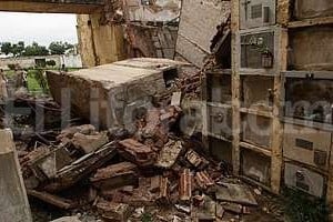 ELLITORAL_112739 |  Pablo Aguirre Derrumbe. La caída de la sección 126 mostró los problemas edilicios que padece el cementerio.