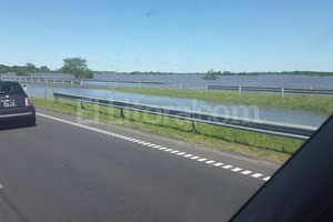 Twitter @Litobevi El agua acumulada alcanzó la autopista.