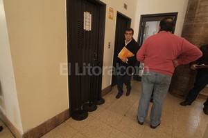 Guillermo Di Salvatore Problema frecuente. Esta semana uno de los dos ascensores (el tercero es montacarga y no es de uso público) estuvo fuera de funcionamiento una vez más. Los usan por día unos 800 empleados municipales.