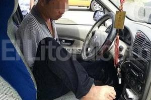 agencia DPA Fotografía de Guo mientras cambia de marcha en su coche.