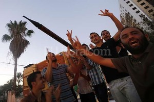 ELLITORAL_102722 |  EFE En la Franja de Gaza la gente se volcó a las calles para celebrar el alto el fuego.