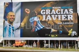 El Litoral Con este cartel gigante fue recibido Mascherano en su ciudad del sur provincial.