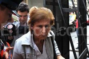 ELLITORAL_121048 |  Télam Sara Garfunkel, madre de Nisman, declaró ante la fiscal Fein y dijo que había un arma en su domicilio