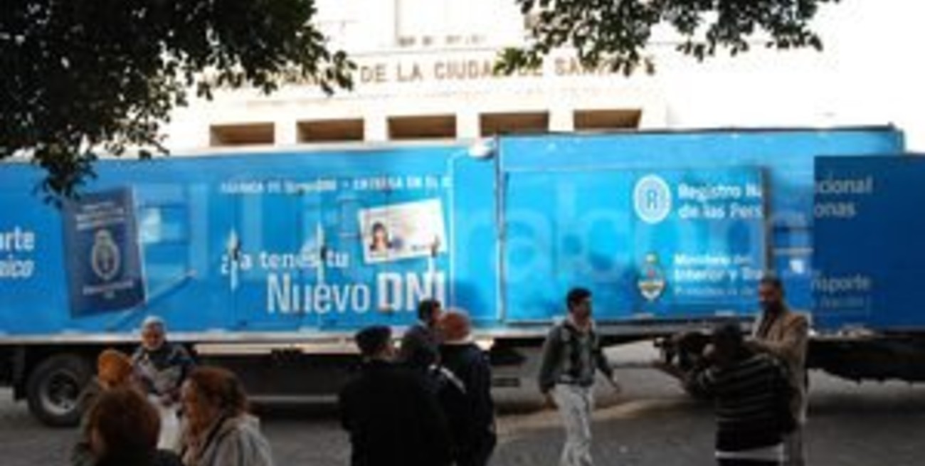 Nuevo DNI: un camión-fábrica atiende frente al Palacio Municipal