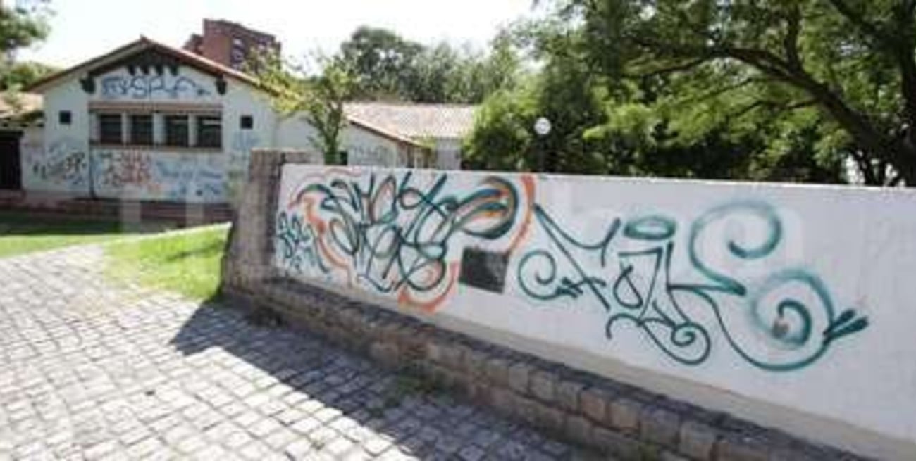 Vandalismo y grafitis en el Paseo de las Tres Culturas 