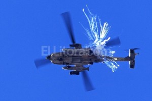 ELLITORAL_100659 |  EFE/Jim Hollander Foto de archivo. Un helicóptero Apache israelí lanza realiza una maniobra antimisiles mientras sobrevuela el sur de Israel, cerca de la frontera con la franja de Gaza.