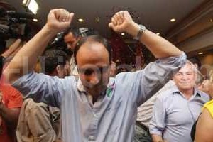 ELLITORAL_121714 |  Pablo Aguirre Camino a la reelección. Anoche hubo fiesta de candidatos y militantes en el búnker de la lista Firmeza para Avanzar del FPCyS.