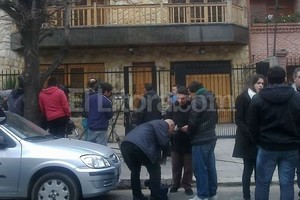 ELLITORAL_100764 |  Agencia DyN El frente de la casa de la familia Tevez rodeado de periodistas que esperan noticias sobre la liberación.
