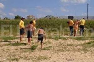 ELLITORAL_115328 |  Luis Dlugoszewski Mucho dolor. Los guardavidas asistieron ayer a la persona que sufrió el chuzazo.