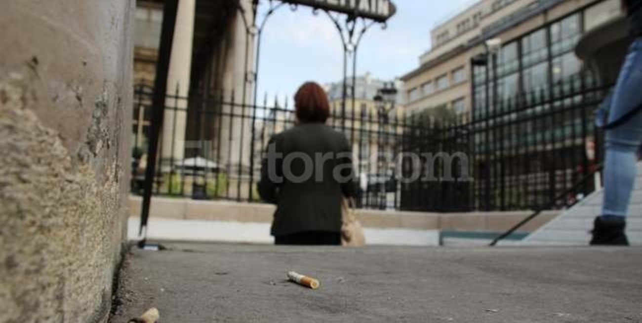 Solo los ricos podrán tirar colillas de cigarrillos al piso en Paris