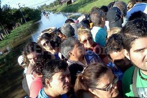 ELLITORAL_117398 |  Periodismo Ciudadano / WhatsApp El municipio evacua a los vecinos con camiones