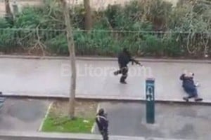 ELLITORAL_112140 |  Google Images Terrible imagen captada por un testigo, dos de los terroristas disparan contra un policía que se encuentra en el suelo, rematándolo en su huida.