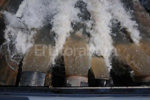 ELLITORAL_117337 |  Flavio Raina A full. A pesar de que las casabombas del oeste están funcionando a pleno, con los motores diésel y eléctricos, el agua acumulada en los barrios del norte demora en escurrir.