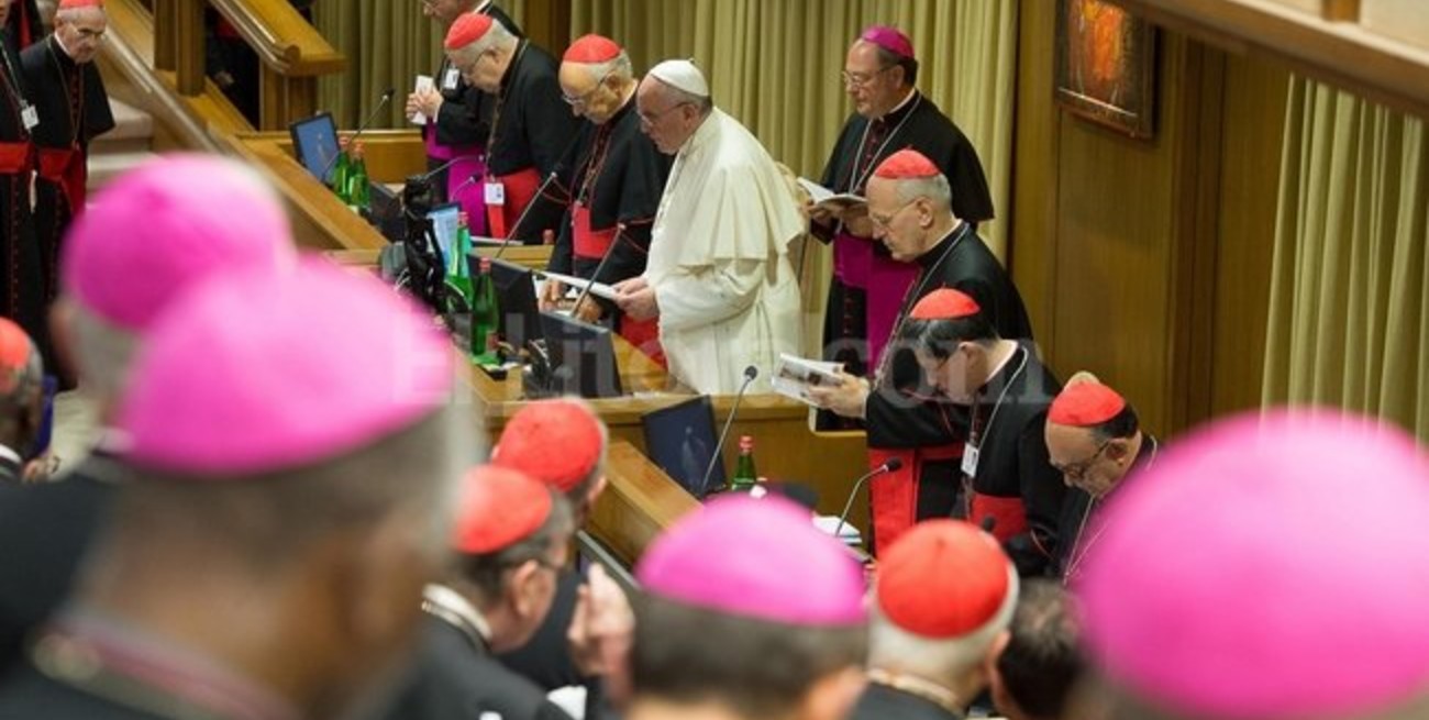 Vaticano: algunos obispos piden "prudencia" ante apertura a gays y parejas de hecho