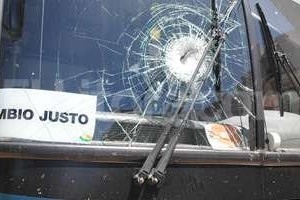 ELLITORAL_115909 |  Luis Cetraro Ataque. El parabrisas de un colectivo de la empresa Tata Rápido quedó destrozado por un piedrazo este jueves al mediodía.