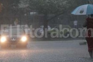 ELLITORAL_117074 |  Mauricio Garín El gobierno provincial adhirió a la medida dispuesta por el intendente, con lo cual  todos los empleados públicos que no se encuentren afectados a tareas relacionadas con la emergencia hídrica, quedan desafectados de sus obligaciones laborales , informó UPCN a través de un comunicado.