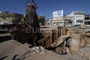 ELLITORAL_116244 |  Mauricio Garin. Nauseabundo. Esta mañana, mientras los operarios retiraban los restos de escombros, se veía brotar a borbotones agua pútrida.