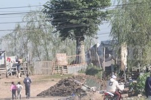 ELLITORAL_101461 |  Flavio Raina Los vecinos dicen que los jóvenes estaban sentados en esta montaña de tierra, ayer a la tarde, cuando recibieron la descarga. Pero desde la EPE confirmaron que detectaron daños sobre la línea de alta tensión