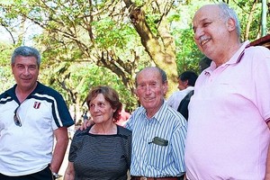 ELLITORAL_99862 |  Pablo Aguirre Don Angel Barattucci junto a su esposa Yiya, su hijo Angel ?izquierda? y la destacada pluma rosarina Alberto Hugo Serra.