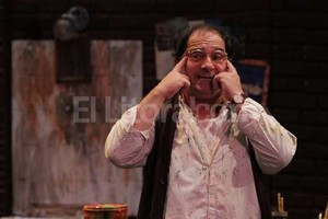 Mauricio Garín Julio Chávez explota en el exceso verbal, el gesto ampuloso (del amague de un ataque a la forma de comer galletas, el complemento de una mímesis física con el original), pero también en el momento de oscuridad.