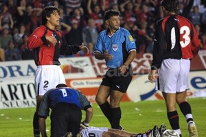 Flavio Raina El lunes se cumplirán 13 años de este momento. Migliónico en el piso, Velásquez desesperado lo atiende, Pereyra y Sequeira miran desesperados hacia el banco. Fue en el arco de la Jota Jota Paso y ante el mismo rival.