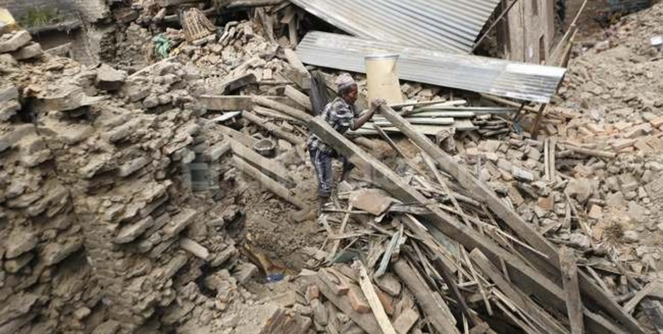 Nepal: rescatan de los escombros a un anciano mayor de 100 años de edad