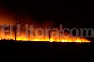 ELLITORAL_112966 |  rionegro.com.ar Las llamas alcanzaban los 10 metros de altura