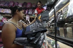 Mauricio Garín El salto de precios en las mochilas de marca jalonaron hacia arriba el costo total de la canasta escolar.