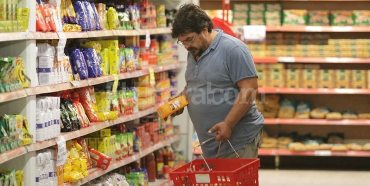 Multan a supermercados por mercadería vencida y por no exhibir precios