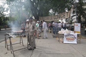 ELLITORAL_120616 |  Guillermo Di Salvatore Quienes pasaron este viernes por bulevar Gálvez y Güemes se encontraron con los científicos en la calle.