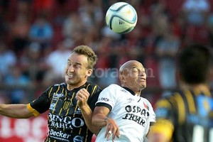 ELLITORAL_120156 | Télam Clemente fue uno de los puntos altos en la victoria sabalera. El pelado jugó por la izquierda y no desentonó