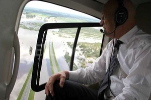 ELLITORAL_117341 |  Sec. Prov. Com. Soc. Bonfatti durante el vuelo sobre las zonas inundadas.