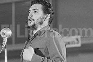 Wikipedia Guevara y la revolución. En la reunión de cancilleres de Punta del Este, el Che expone de pie los lineamientos de la Cuba de Castro.