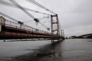 Flavio Raina El Puente Colgante, un símbolo de la ciudad. Y también un parámetro para ver cómo crece el río.