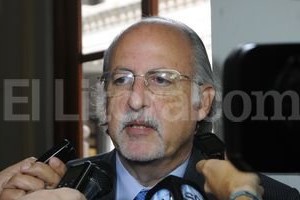 Flavio Raina Hay una mirada errónea, en el sentido de considerar que el Ente se maneja como un ministerio, cuando es un ente público no estatal que se maneja por el derecho privado .