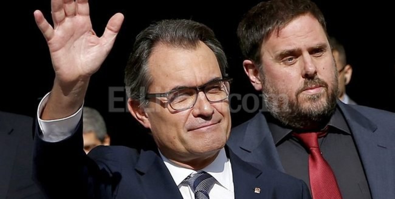 Presidente catalán firma histórico decreto que convoca al referéndum independentista