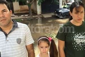 ELLITORAL_117418 |  El Litoral Situación límite. Entre los tres se cuidan para subsistir en el medio de un barrio que quedó completamente anegado.