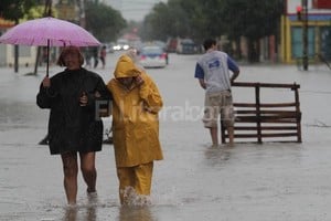 ELLITORAL_117084 |  Mauricio Garín En las calles de Don Bosco era tal la cantidad de agua que era posible circular en un kayac. Los vecinos, con las caras largas de preocupación y los pantalones arremangados, volvían a sus hogares ya que no funcionaba el transporte público.