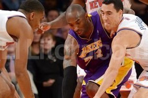 Agencia EFE Prigioni en plena marca a Kobe Bryant