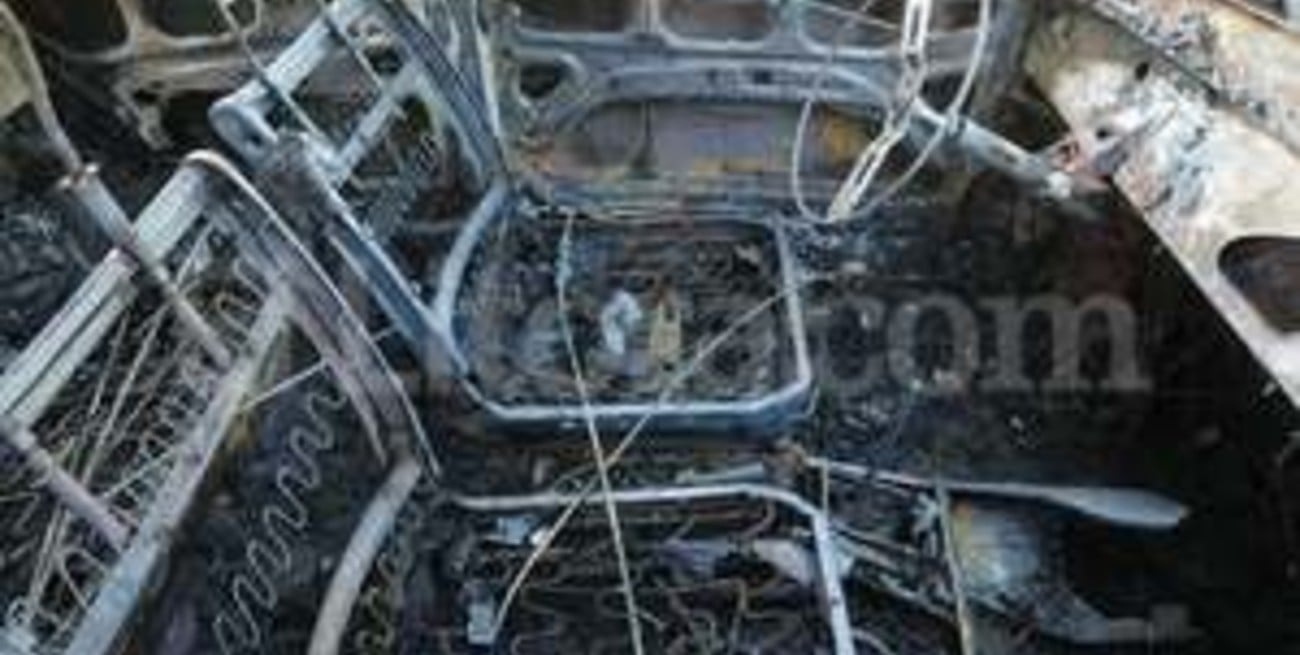 El quema-coches atacó de nuevo: apareció calcinado un Fiat Europa