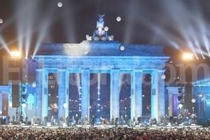 ELLITORAL_107968 |  Agencia EFE. A pesar del frío lapresencia de público para conmemorar los 25 años de la Caída del Muro en Berlín fue multitudinaria.