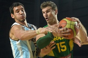 ELLITORAL_101797 |  EFE En el Tres Naciones, Tayavek Gallizzi defendió al NBA brasileño Tiago Splitter.